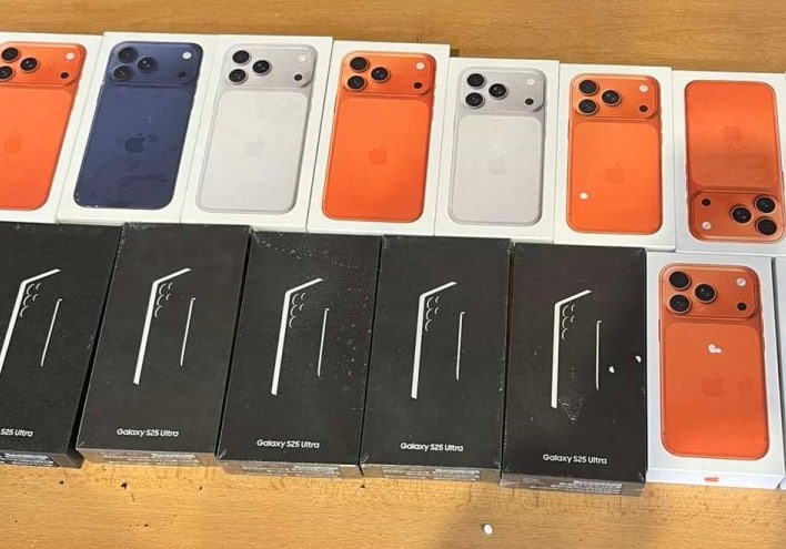 Смартфоны iPhone и Samsung на столе