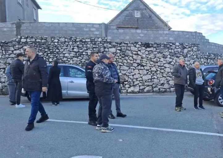 Протестующие на дороге Цетине - Подгорица