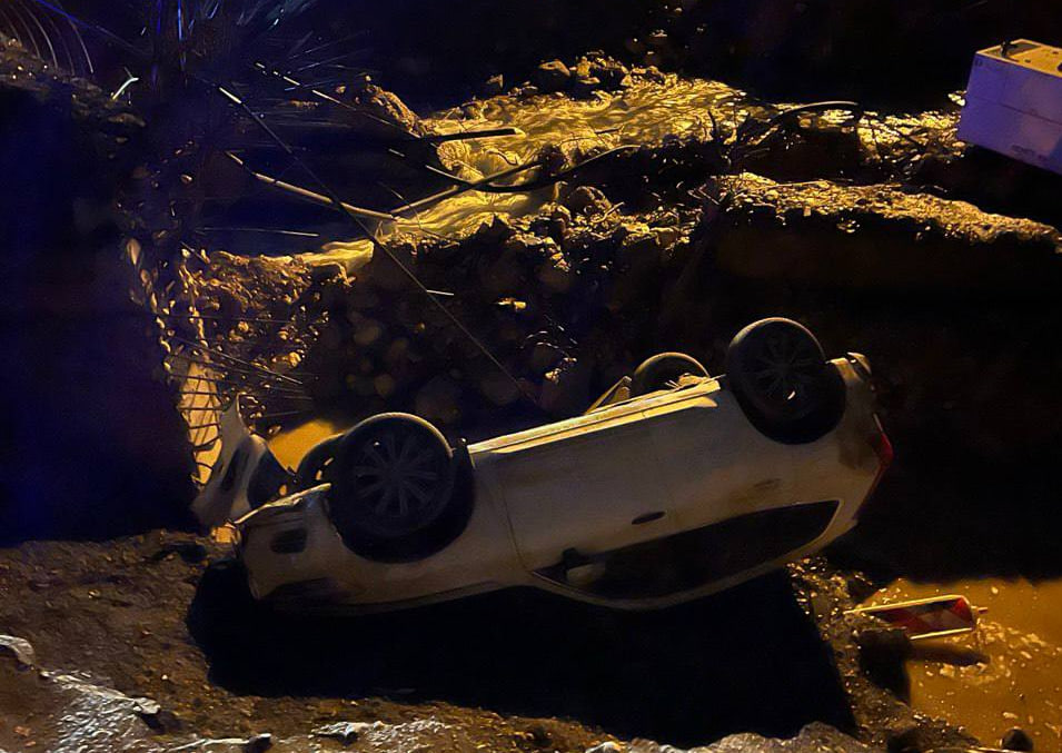 Перевернутый автомобиль в овраге на дороге Яз - Тиват