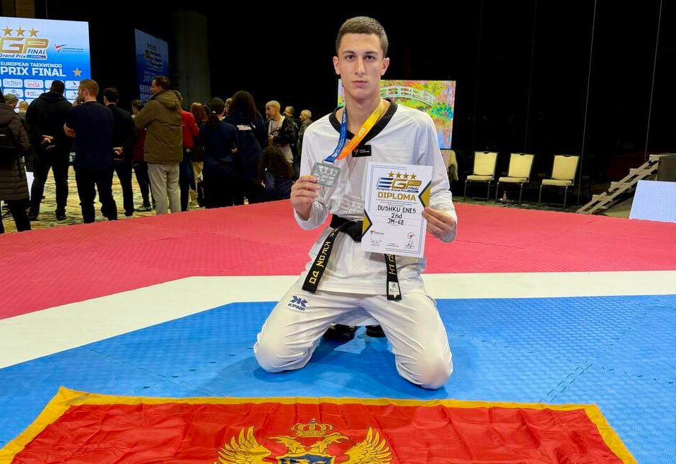 Черногорский тхэквондист Энес Душку с серебряной медалью