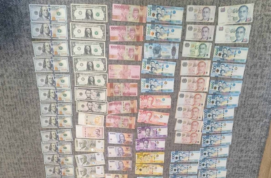 Средства, в различных валютах, изъятые полицией