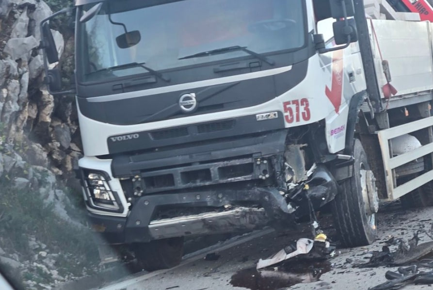 Поврежденный в результате ДТП грузовик