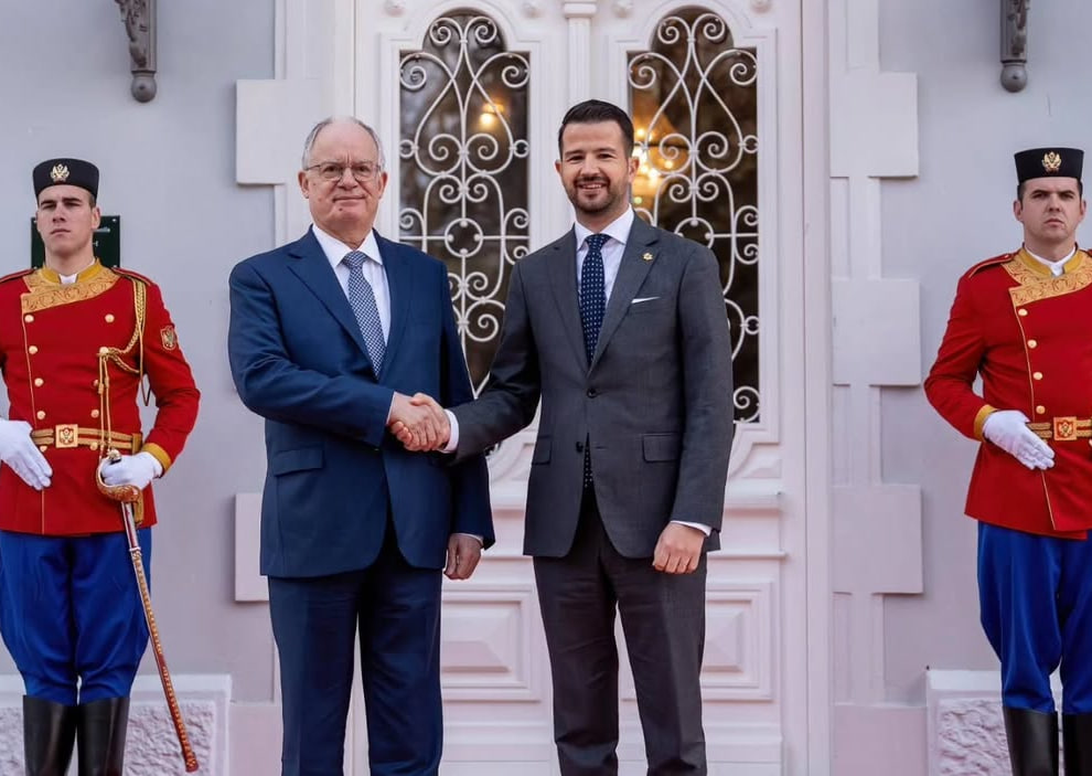 Рукопожатие Якова Милатовича и Константиноса Тасуласа