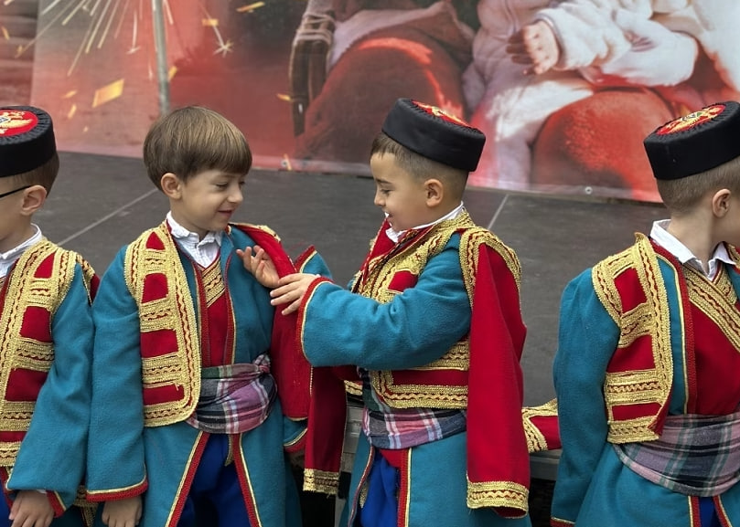 Дети в национальных черногорских костюмах