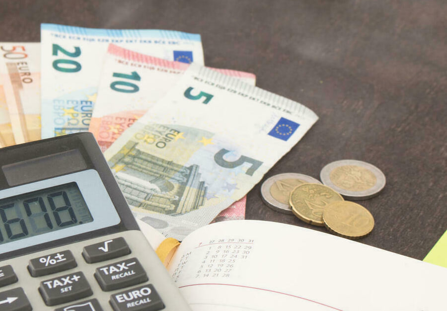 Банкноты евро и калькулятор