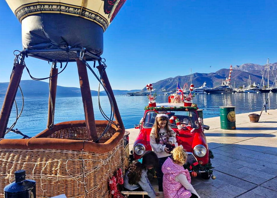 Новогодние украшения на набережной Тивата