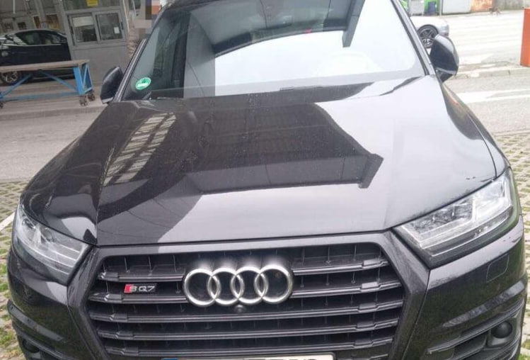 Черный автомобиль Audi SQ7