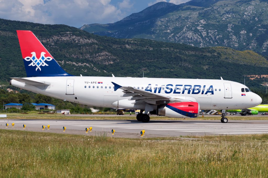 Самолет авиакомпании Air Serbia в Черногории
