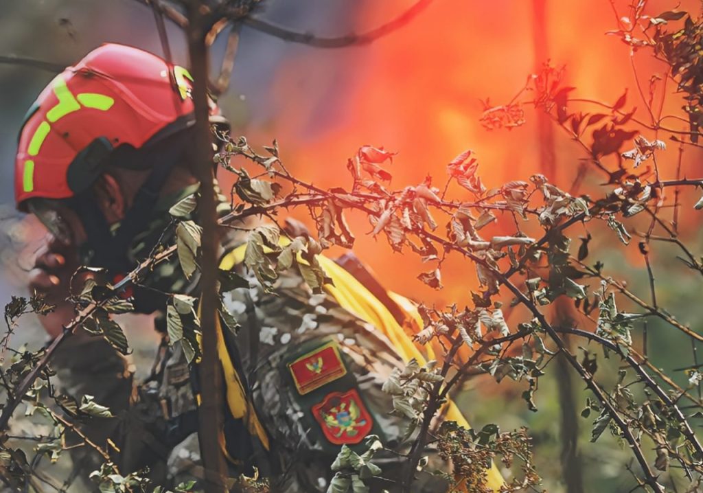 Военнослужащий Черногории тушит пожар