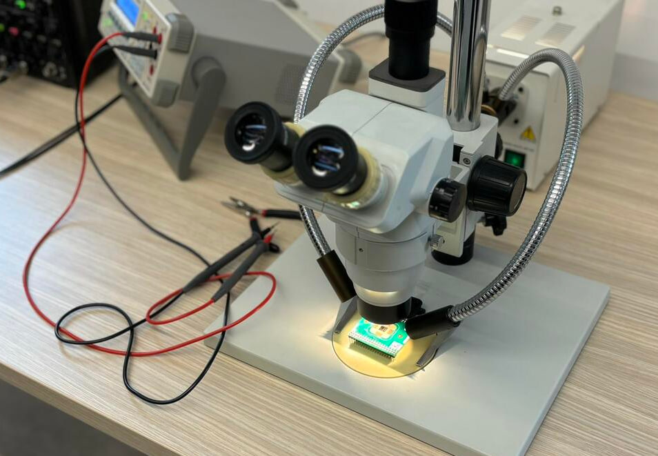 Интегрированный микрочип под микроскопом