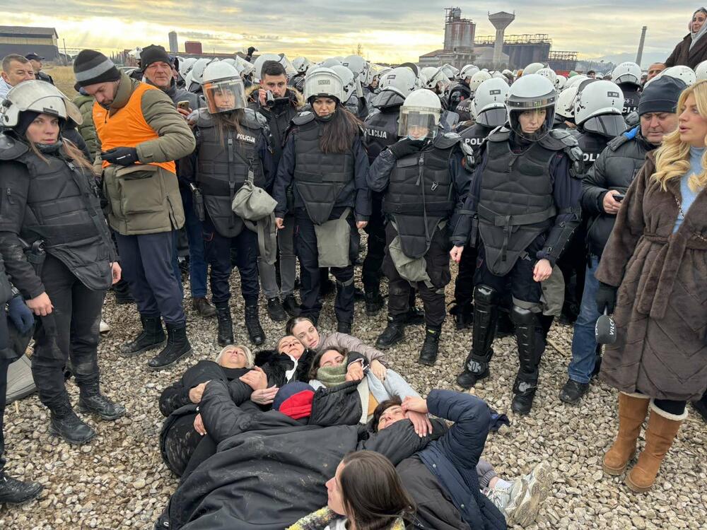 Протестующие лежат перед полицейскими