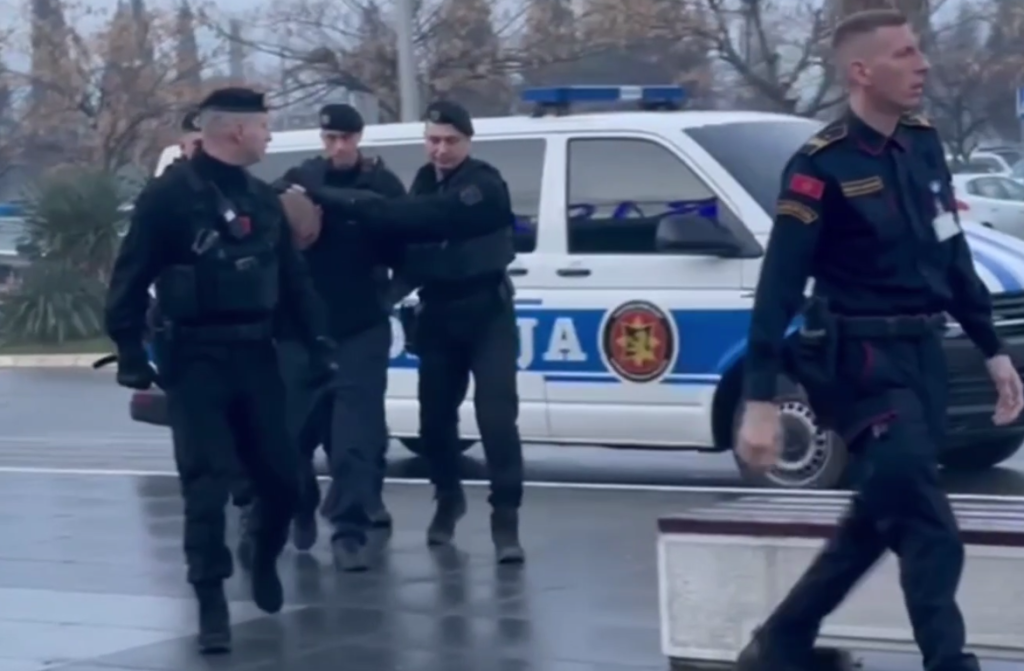 Сотрудники полиции Черногории ведут Гашама Танрывердиева