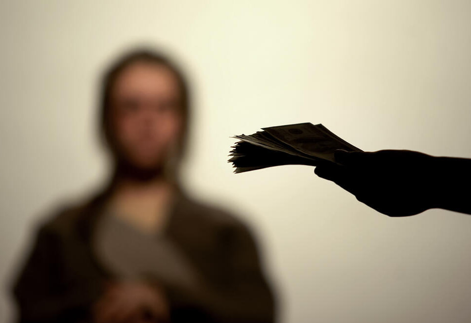 Девушке предлагают деньги