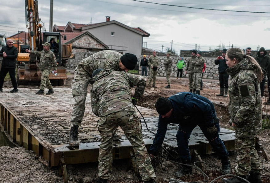 Военные устанавливают механизированный мост