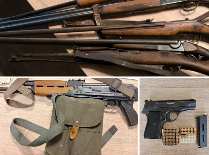 Различное оружие на столе