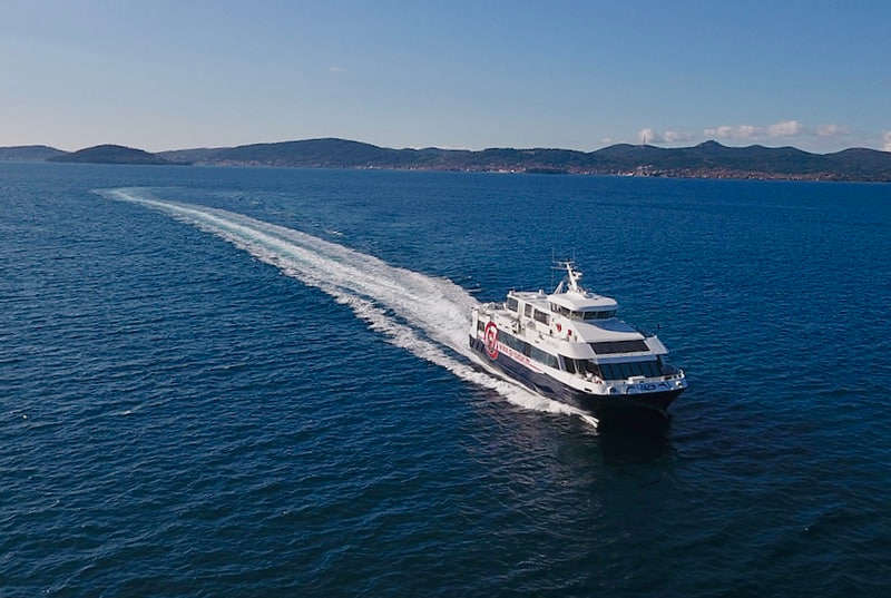 Судно курсирующее по маршруту Будва - Дубровник