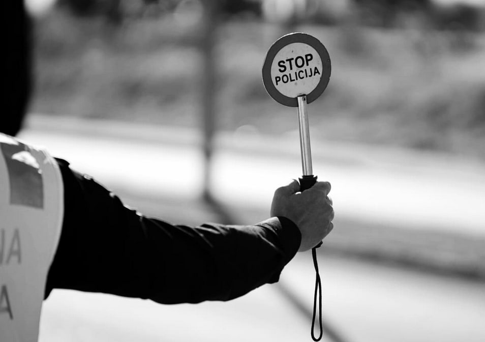 Полицейский знак остановки