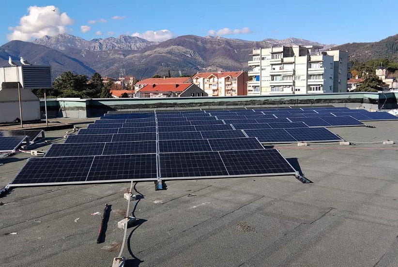 Солнечные панели на крыше здания