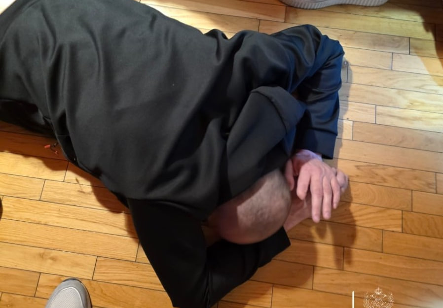 Мужчина лежит на полу при задержании полицией