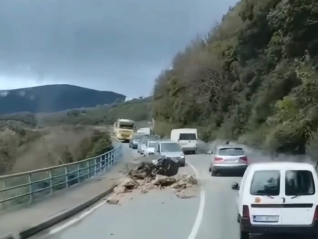 Обвал скальной породы в Будве