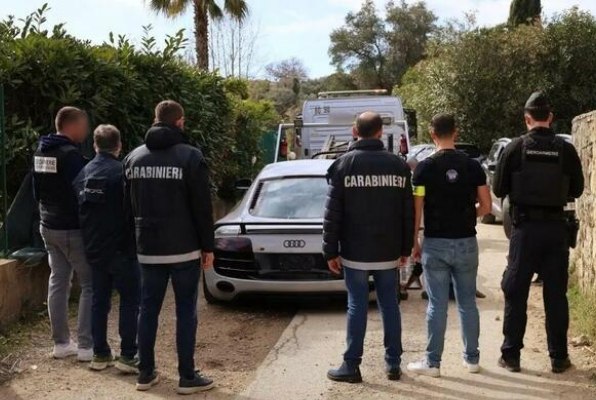 Полиция возле спорткара