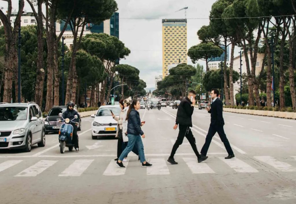 Пешеходы переходят дорогу в Албании