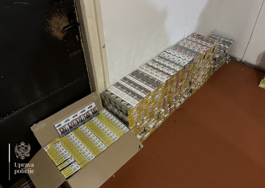 Изъятые пачки сигарет