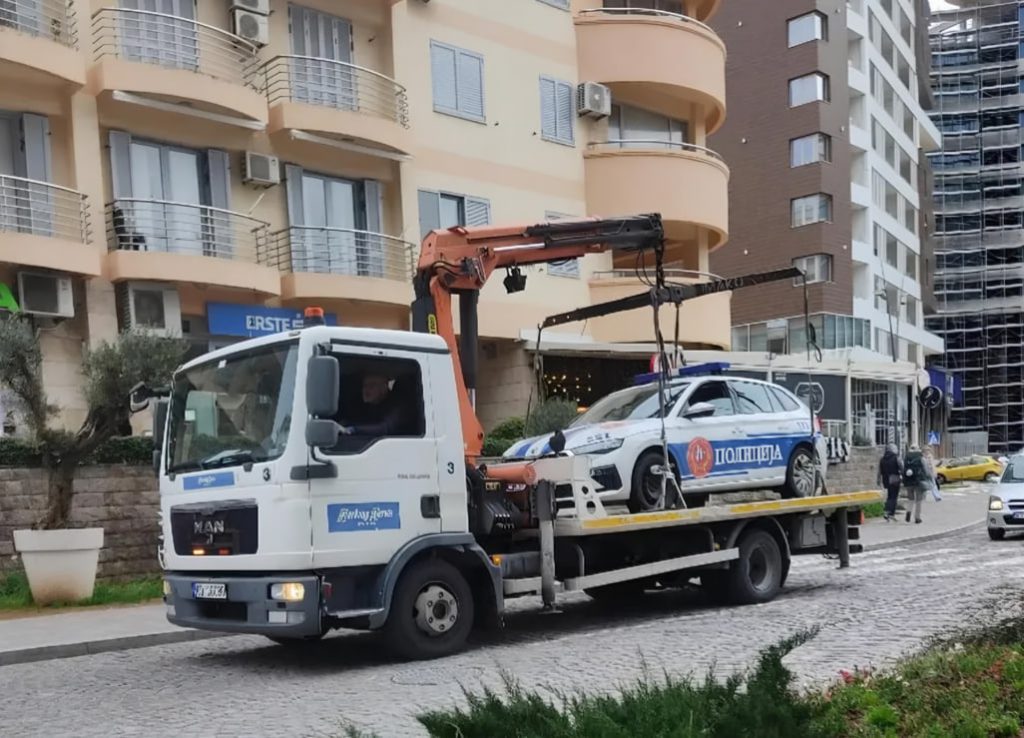 Эвакуатор уводит полицейский автомобиль