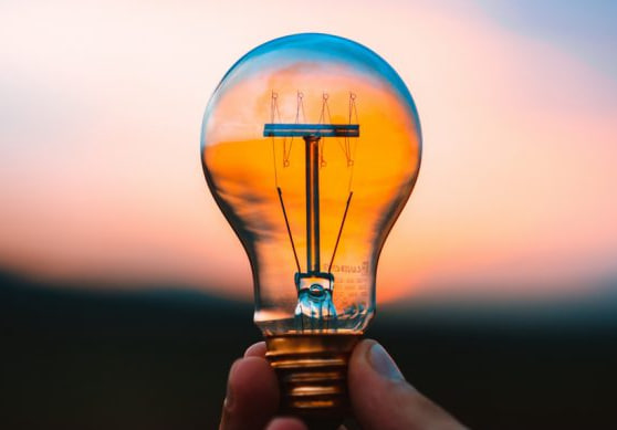 Лампочка в руке