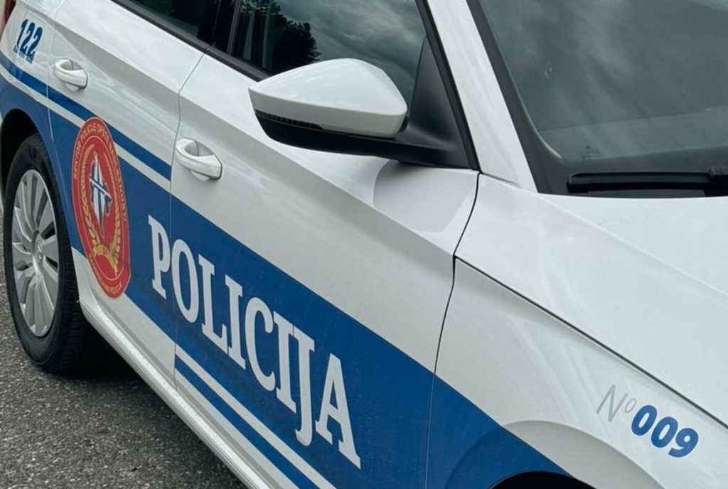 Автомобиль полиции Черногории