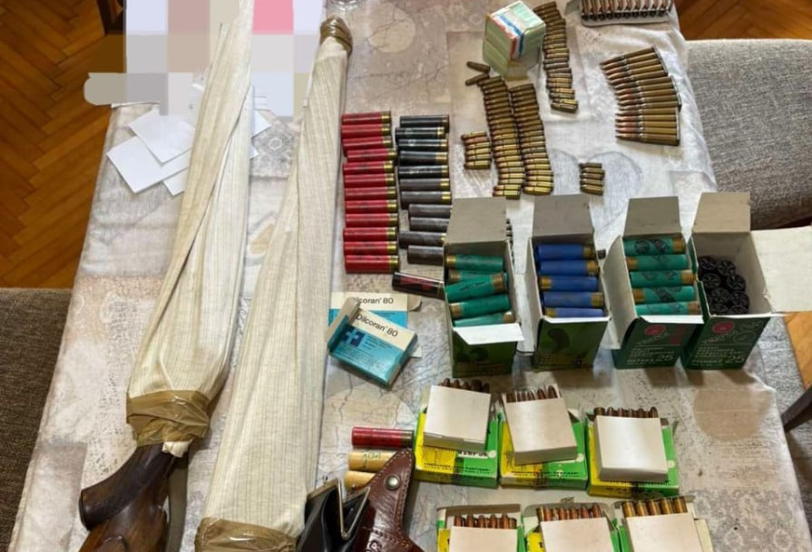 Оружие и патроны на столе