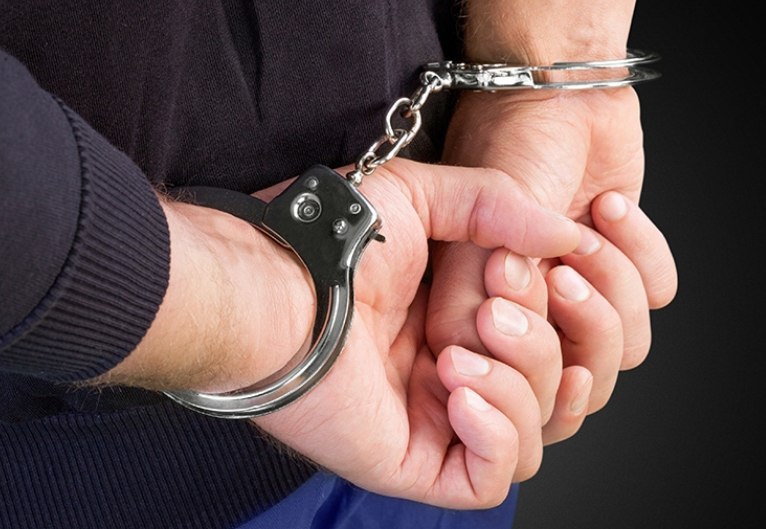 Руки в наручниках