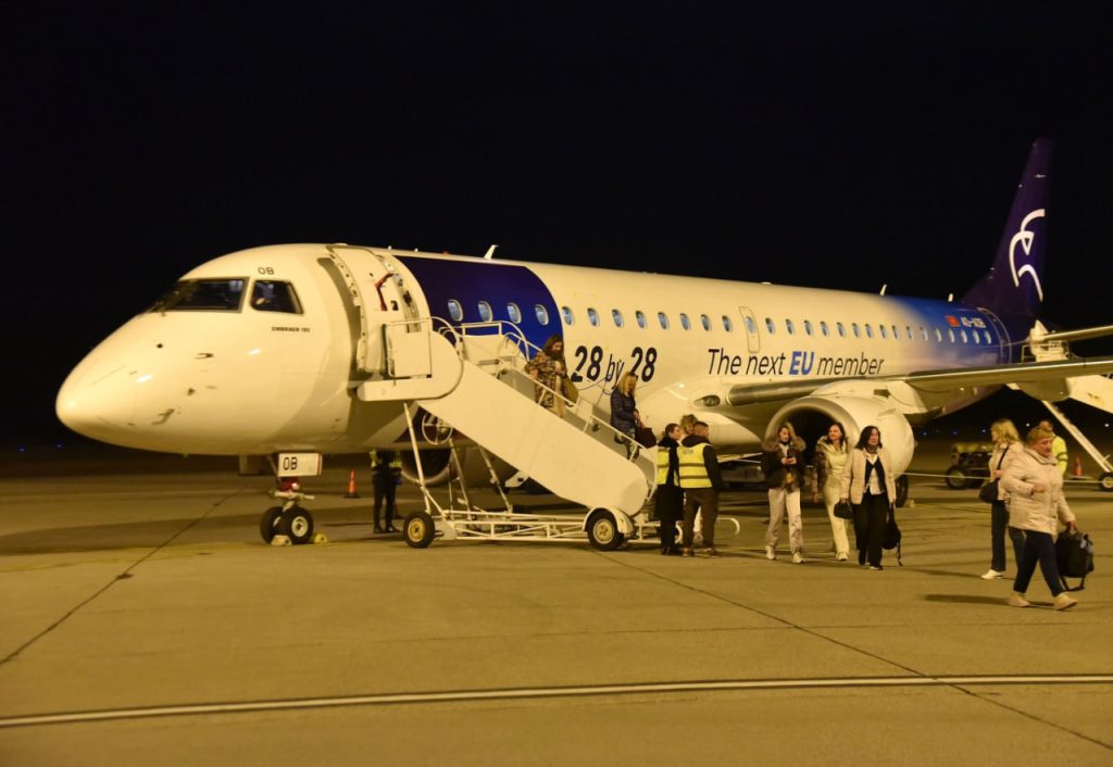 Люди выходят из самолета Air Montenegro