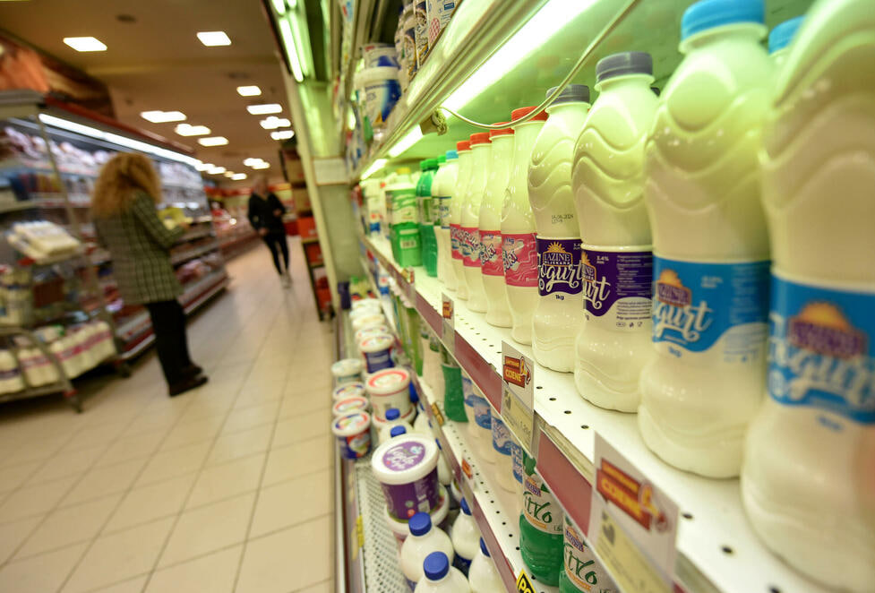 Продукты питания на прилавке супермаркета в Черногории