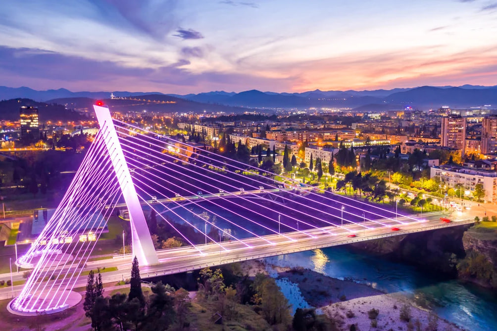 Мост Миллениум в столице Черногории