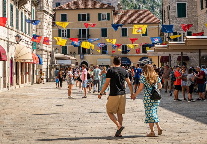 Туристы в Старом городе Котора