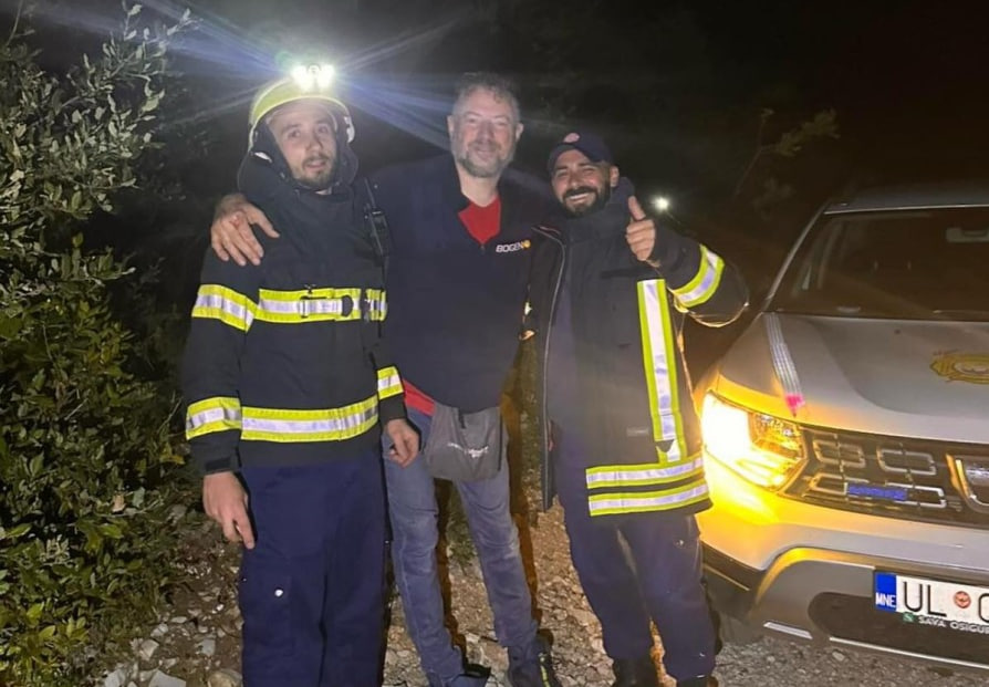 Спасатели с заблудившимся мужчиной