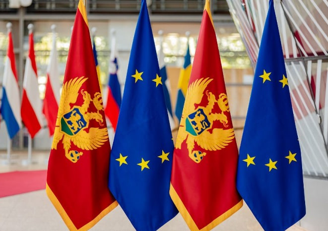 Флаги ЕС и Черногории