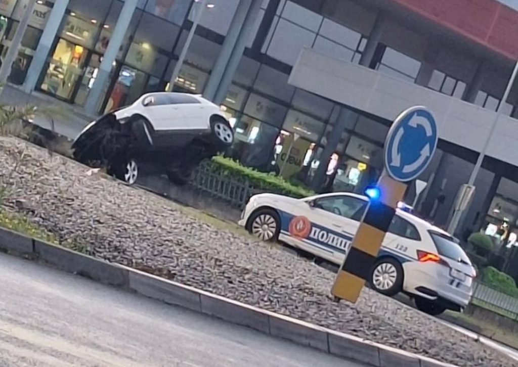 Перевернутый автомобиль на тротуаре в Подгорице