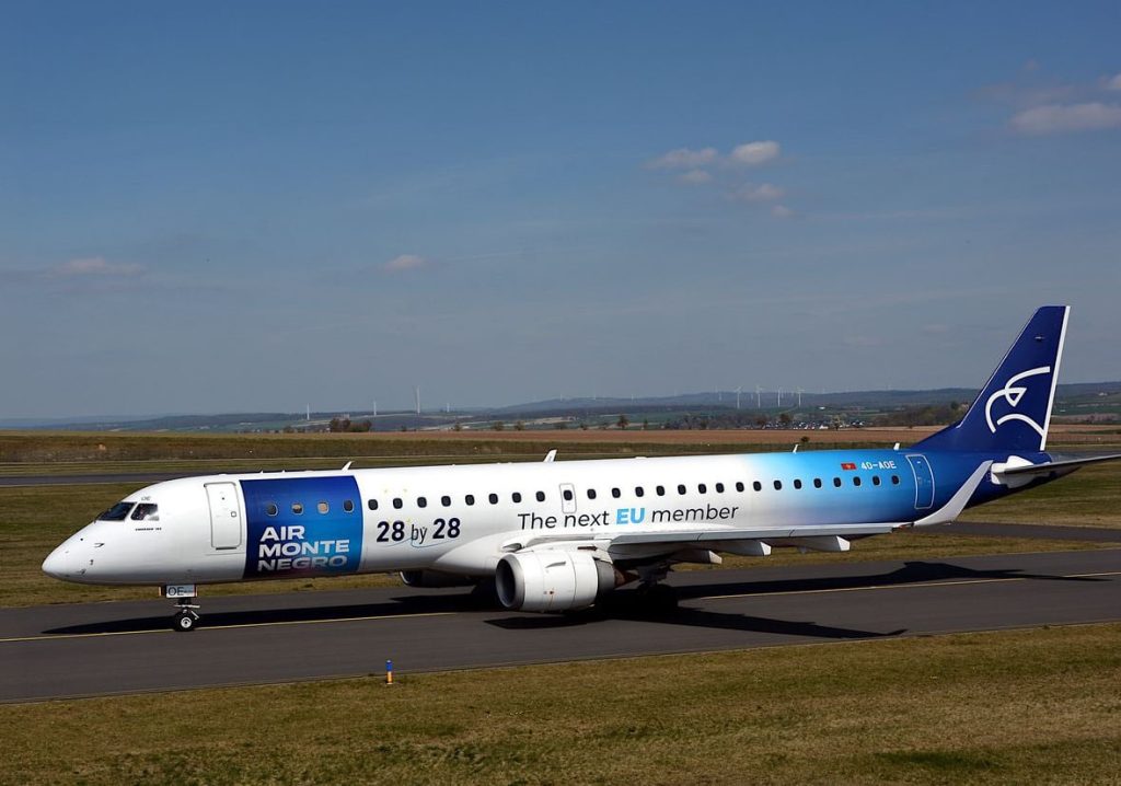 Самолет авиакомпании Air Montenegro