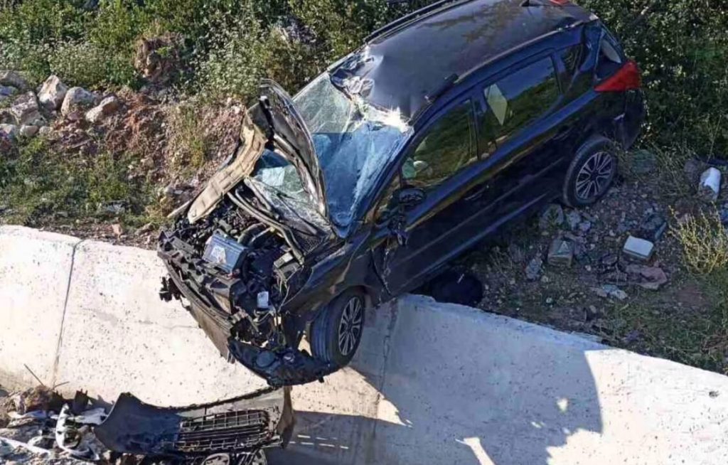 Автомобиль слетевший с дороги у аэропорта в Тивате