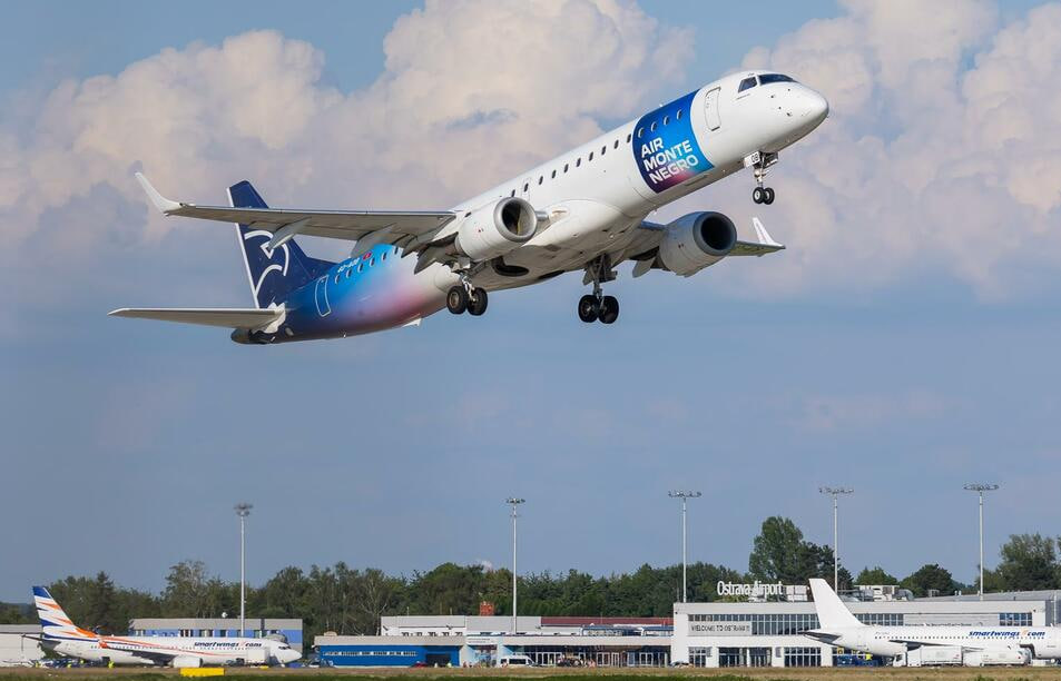 Взлетающий самолет авиакомпании Air Montenegro