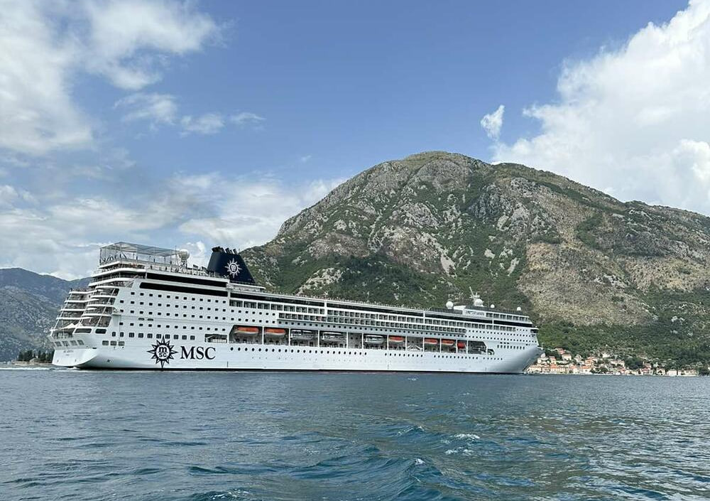 Круизный лайнер MSC в Которском заливе