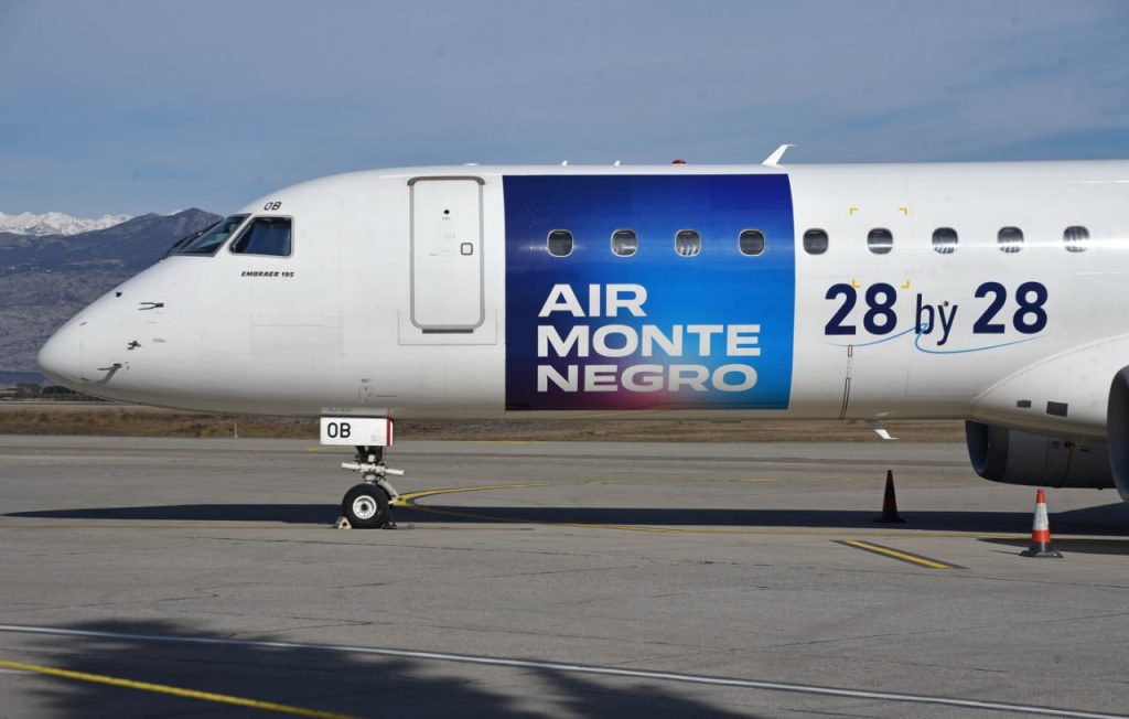 Самолет авиакомпании Air Montenegro