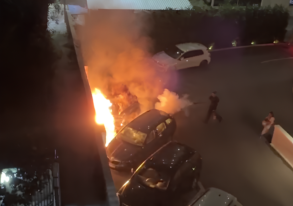 Автомобиль в огне на парковке Avala Resort в Будве