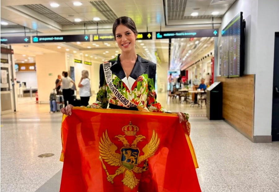 Маша Вукичевич с флагом Черногории