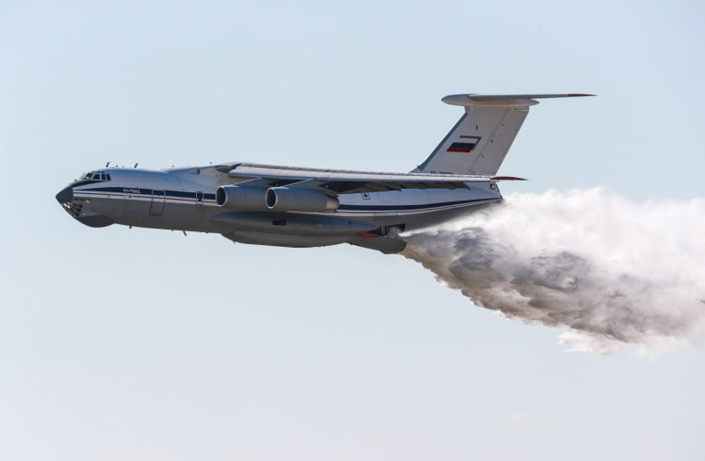Самолет Ил-76 тушит лесные пожары