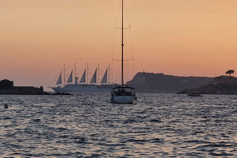 Лайнер «Wind Surf» заходит в Которский залив