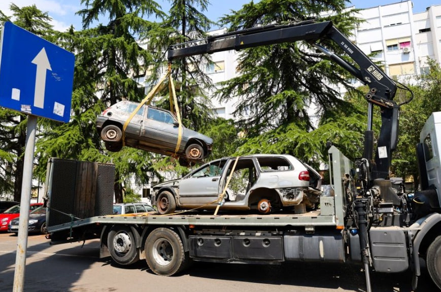 Вывоз старых автомобилей с улиц Подгорицы