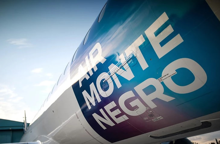 Самолет авиакомпании Air Montenegro